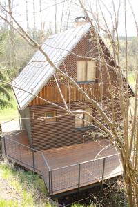 una cabina in legno con tetto su una terrazza di Chata Urbaneč a Urbaneč