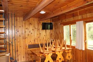 Camera in legno con tavolo in legno e TV. di Chata Urbaneč a Urbaneč