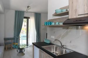Kuchyň nebo kuchyňský kout v ubytování Theano Luxury Suites Nikiti