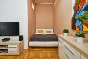 Postel nebo postele na pokoji v ubytování Cozy Flat in Old Town by Prague Days