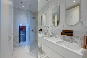 斯利马Luxurious Apt with Ocean Views and Pool in Tigne Point的白色的浴室设有2个盥洗盆和淋浴。