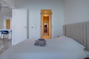 Luxurious Apt with Ocean Views and Pool in Tigne Point客房内的一张或多张床位