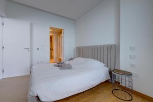Luxurious Apt with Ocean Views and Pool in Tigne Point客房内的一张或多张床位