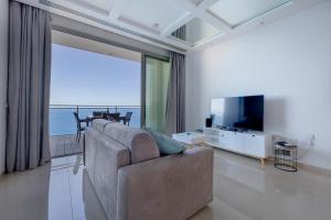 Luxurious Apt with Ocean Views and Pool in Tigne Point的电视和/或娱乐中心