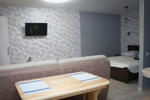 sala de estar con sofá y cama en Путивль Квартира студия en Putyvlʼ