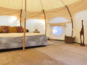 Postel nebo postele na pokoji v ubytování VinSan Glamping & Wellness Centre