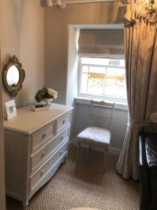 een slaapkamer met een dressoir en een raam bij St Martins Apartment Stamford in Stamford
