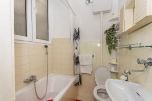 y baño con bañera, aseo y lavamanos. en Dubrovnik center apartment, en Dubrovnik
