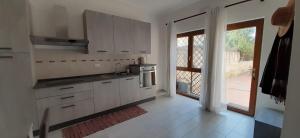 Kuchyň nebo kuchyňský kout v ubytování Comfy&Cozy Flat in Fiumicino center