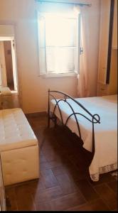 um quarto com uma cama e uma janela em Villetta a 100 mt dalla spiaggia em Terracina