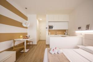 um pequeno apartamento com uma cama e uma pequena cozinha em Truly Verona em Verona