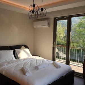 Een bed of bedden in een kamer bij Meral Resort