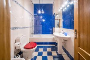 een badkamer met een toilet, een wastafel en een bad bij Beautiful Apartment near the center of Lisbon in Lissabon