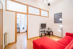 een woonkamer met een rode bank en een tafel bij Beautiful Apartment near the center of Lisbon in Lissabon