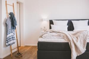 布劳讷贝格温格特格伦 - 科尼利厄斯酒店的卧室里有一张床，床上有一条毯子