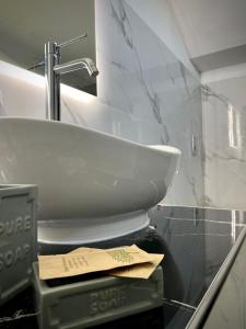 A bathroom at La Valle dei Vigher