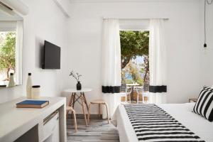 TV a/nebo společenská místnost v ubytování High Mill Paros Hotel