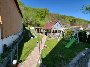 widok z powietrza na podwórko z placem zabaw w obiekcie Casa Marian w Sighișoarze