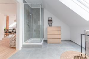 bagno con doccia e cassettiera in legno di Dach.Loft Spitz in der Wachau a Spitz