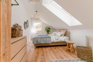 a bedroom with a bed in a attic at Dach.Loft Spitz in der Wachau in Spitz