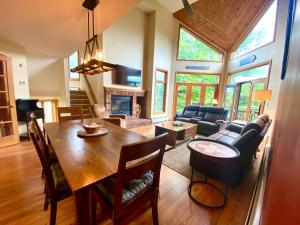 Restorāns vai citas vietas, kur ieturēt maltīti, naktsmītnē C4 Beautiful, homey slopeside townhouse for your family getaway in the heart of the White Mountains!