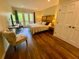 1 dormitorio con cama, escritorio y silla en C4 Beautiful, homey slopeside townhouse for your family getaway in the heart of the White Mountains!, en Carroll