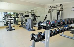 Fitness centrum a/nebo fitness zařízení v ubytování Cresta Oasis Hotel