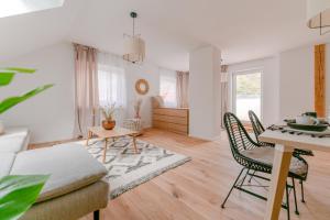 a living room with a couch and a table at Dach.Loft Spitz in der Wachau in Spitz