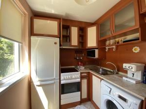 Kuchyň nebo kuchyňský kout v ubytování Sunny Central Apartment with TV & Wi-Fi