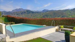 Bazén v ubytovaní La Collina dei Franchi alebo v jeho blízkosti