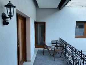 ティミショアラにあるSavoya4 Old City Center Self Checkin WorkspaceStudioのバルコニー(テーブル、椅子、照明付)