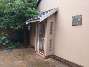 una puerta en el lateral de una casa en Burban Bliss, en Johannesburgo
