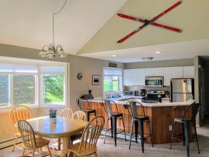 Η κουζίνα ή μικρή κουζίνα στο F3 Fairway Village Condo with great mountain views, 8 minute walk from Omni Mount Washington Hotel!