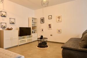 ein Wohnzimmer mit Sofa und Fernseher in der Unterkunft Sea Shore apartments - Spa n Pools beach resort in Mamaia + 43 Fotos