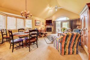 ein Wohnzimmer mit einem Tisch und einem Esszimmer in der Unterkunft F8 Luxurious Mt Washington Hotel golf course home Wifi cable air conditioning in Carroll