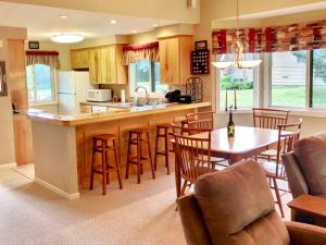 - une cuisine avec un bar, une table et des chaises dans l'établissement G4 Modern home with AC within walking distance of golf course and Mt Washington Hotel, à Carroll