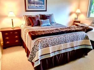 A bed or beds in a room at G4 Modern home with AC within walking distance of golf course and Mt Washington Hotel