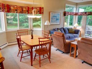 uma sala de estar com uma mesa e cadeiras e um sofá em G4 Modern home with AC within walking distance of golf course and Mt Washington Hotel em Carroll