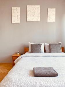 2 camas en un dormitorio con mapas en la pared en Pokoje Gajowa en Lublin