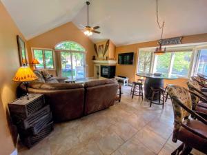 een woonkamer met een bruine bank en een tafel bij G5 WOW Stunning single level home next to golf course and Mt Washington Hotel AC skiing in Carroll