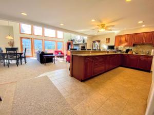Gallery image of H5 Luxurious StoneHill Townhome with magnificent ski slopes view, hot tub! in Carroll
