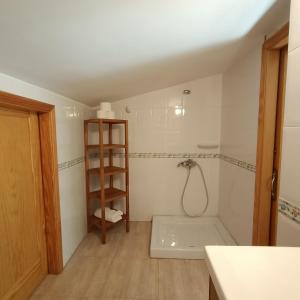 een kleine badkamer met douche en wastafel bij Samoa Lovely Seaview in Playa del Inglés