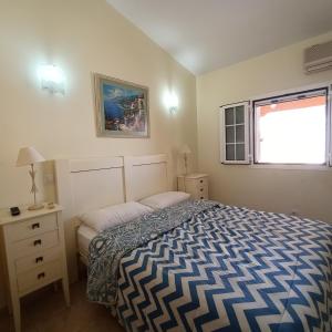 een slaapkamer met een bed en een raam bij Samoa Lovely Seaview in Playa del Inglés