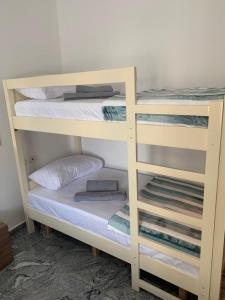 Łóżko lub łóżka piętrowe w pokoju w obiekcie E&E Apartments