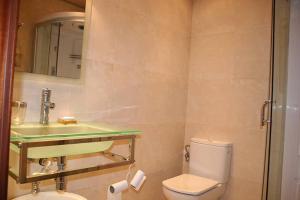 Kúpeľňa v ubytovaní Rustic 2 bedroom apartment Poble Sec + 11 fotografií