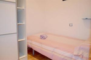 um quarto branco com uma cama e um armário em Rustic 2 bedroom apartment Poble Sec em Barcelona
