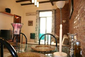 Posedenie v ubytovaní Rustic 2 bedroom apartment Poble Sec
