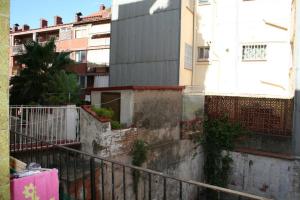 uma vista para uma cidade com edifícios e uma cerca em Rustic 2 bedroom apartment Poble Sec em Barcelona