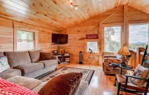 Galeriebild der Unterkunft OE Beautiful modern log home on 17 acres private views fire pit Ping Pong AC in Whitefield