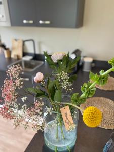 un vase rempli de fleurs assis sur un comptoir dans l'établissement Stay-Inn Harlingen, à Harlingen